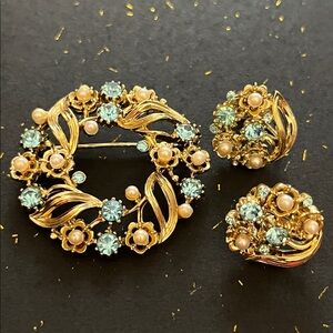 Lisner blue floral rhinestone and faux pearl brooch and screw back earrings set